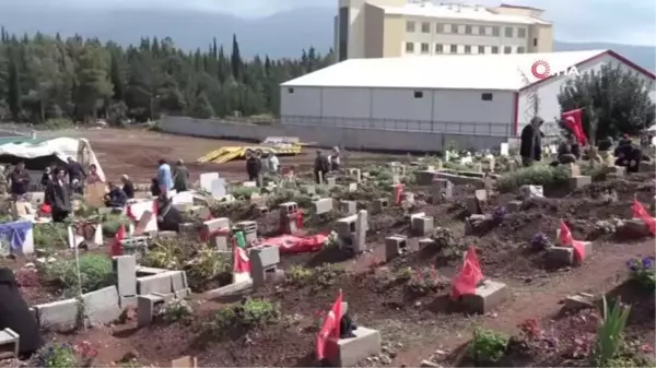 Deprem hüzünlü hikayeler bıraktı, yakınlarını kaybedenler mezarlıkları ziyaret etti