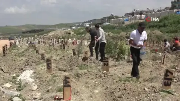 Hatay'da bayram öncesinde mezarlıklarda hüzün hakim