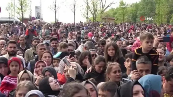 Kıraç, depremzede çocuklarla birbirinden güzel şarkılar seslendirdi