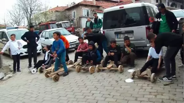 Çocuklar tahta arabalarla birincilik için yarıştı