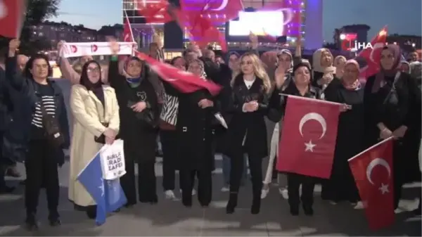 Beykoz, Zeytinburnu ve Eyüpsultan'da yüzlerce vatandaş, AK Parti milletvekili adaylarıyla beraber 2053'e yürüdü