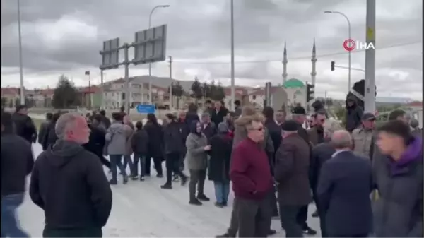 Kavşağa siyah çelenk koyup trafik kazalarını protesto ettiler