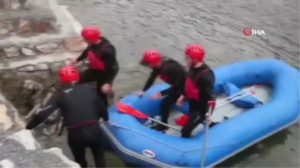 Rafting parkurunda mahsur kalan köpeğin imdadına sporcular yetişti