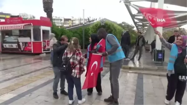 Ganalı Zakariya hemşire, AK Parti'nin seçim çalışmalarına destek veriyor: 