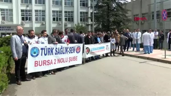 YAPTIĞI AMELİYATLA TIP LİTERATÜRÜNE GİREN PROFESÖRĞN DARP EDİLMESİ PROTESTO EDİLDİ