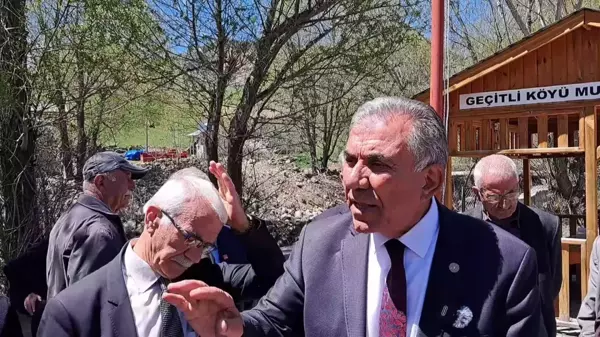 Eski CHP Milletvekili Ramazan Kerim Özkan Artvin'de seçim çalışmalarına katıldı