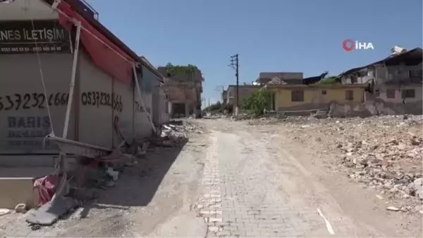 Hatay'da 40 yıllık emeği moloz yığınına dönen kadın gözyaşlarına boğuldu