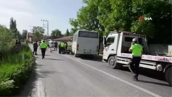 Konya'da motosiklet ile işçi servisi çarpıştı: 2 ölü