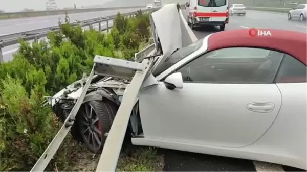 Lüks otomobil bariyerlere girdi, kazaya duran araca başka bir araç çarptı: 3 yaralı