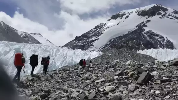 Çinli Bilim İnsanları Everest Dağı'nda Araştırma Yapıyor