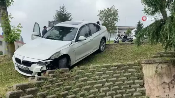 Aydınlatma direğine çarpan otomobil yoldan çıktı