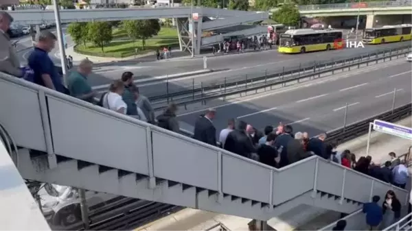 Yenibosna'da Metrobüs Kuyruğu Üst Geçidi Kilitledi