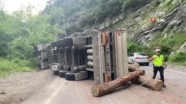 Tomruk yüklü tır devrildi, sürücüsü ağır yaralandı