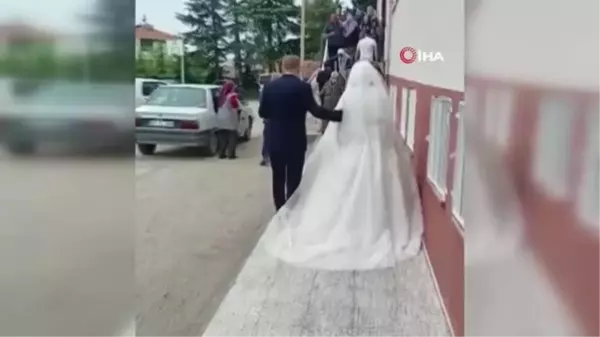 Gelinle damat oy kullanarak düğüne gitti