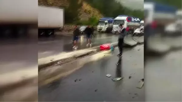 Tarsus'ta feci kaza: Tırlar yola devrildi sıkışan sürücü böyle çıkarıldı