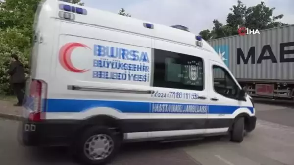 Vatandaşlık görevi engel tanımadı...Vatandaşlar ambulansla okula, sedye ile sandığa