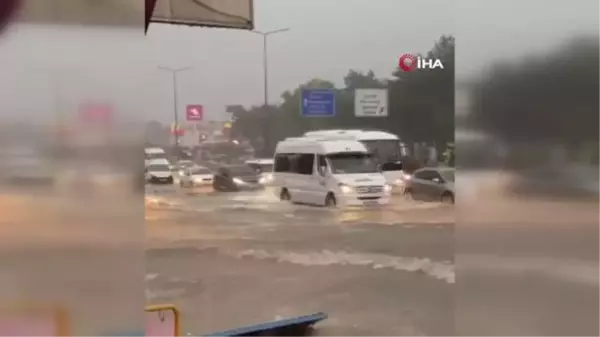 Antalya'da Şiddetli Yağmur Araçları Yolda Bıraktı