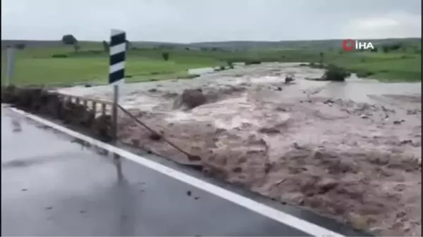 Eskişehir'de Sağanak Sonrası Dere Taştı, Karayolu Balçıkla Kaplandı