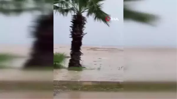 Antalya'da Şiddetli Yağmur Hayatı Felç Etti