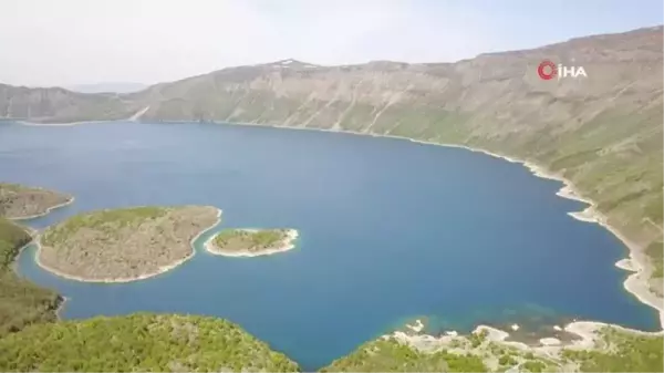 Dünyanın ikinci büyük krater gölünde turizm sezonu açıldı