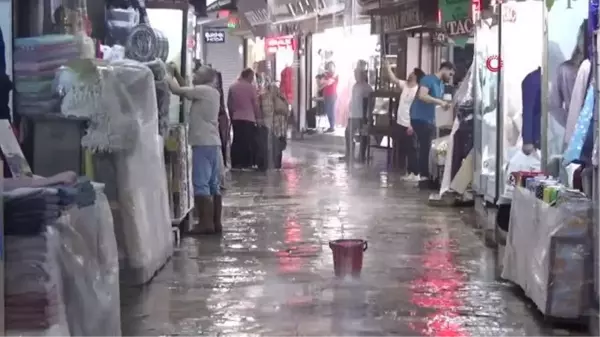 İzmir'i yine sel vurdu: Tarihi Kemeraltı Çarşısı sular altında kaldı