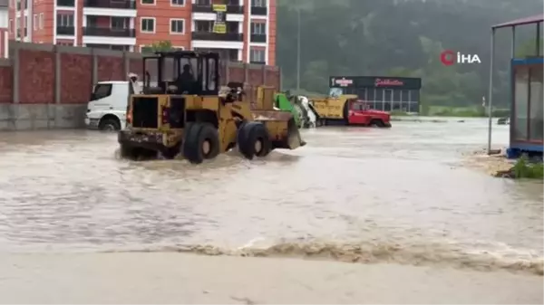 Kastamonu'da Sel: Araçlar Suda Sürüklendi, Ev ve İş Yerlerini Su Bastı