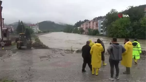 Kastamonu'da Oyun Oynarken Selde Mahsur Kalanlar Masaların Üzerine Çıkarak Korundu