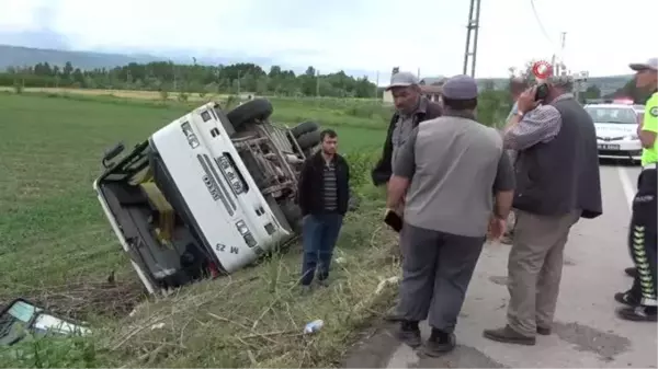 Tarlaya uçan midibüs de kimse yaralanmadı