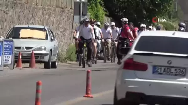 Dicle Nehri'ne depremde hayatını kaybedenler için 'vefa' çelengi bırakıldı