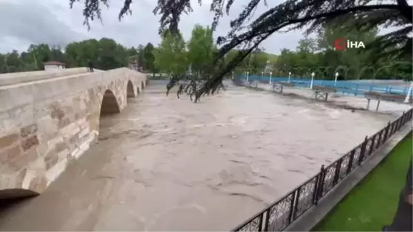 Taşköprü'de Tarihi Köprü Su Debisinin Yükselmesi Nedeniyle Trafiğe Kapatıldı