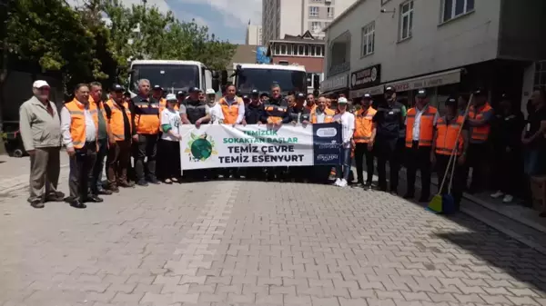 Esenyurt Belediye Başkanı Kemal Deniz Bozkurt, Dünya Çevre Günü'nde sokakları süpürdü