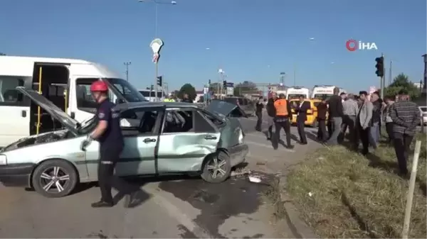 Samsun'da minibüs kavşakta iki araca çarptı: 7 yaralı