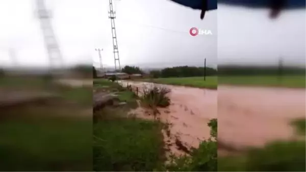 Malatya'da sağanak etkili oldu: Yollar dereye döndü, bazı evleri su bastı