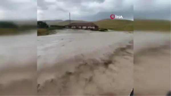 Sağanak yağışlar Kırşehir'in ilçelerini vurdu