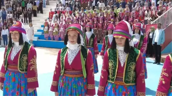 Van'da 7 Bölge 13 Yöreden Folklor Gösterisi İlgiyle İzlendi