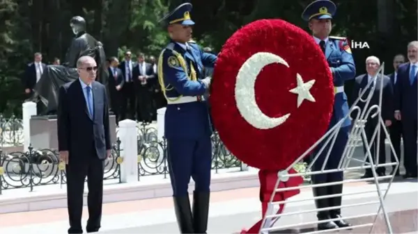 Cumhurbaşkanı Erdoğan, Bakü'de şehitliği ziyaret etti