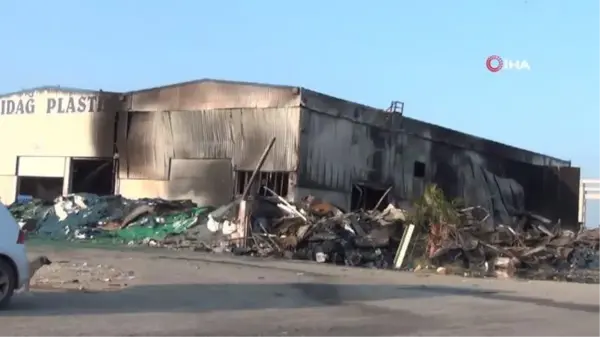 Mersin'deki plastik fabrikasında çıkan yangında hasarın boyutu gün ağarınca ortaya çıktı