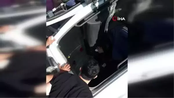 Pendik'te Hafriyat Kamyonu Devrildi: 2 Yaralı