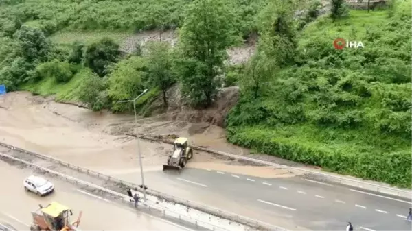 Trabzon-Gümüşhane karayolunda ulaşım tek şeritten sağlanıyor