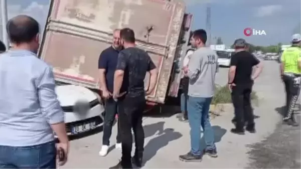 Zincirleme kazaya karışan araç, yoldan geçen otomobilin üzerine devrildi