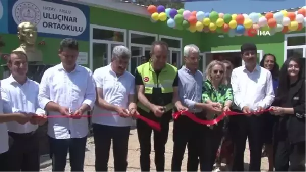 Depremzede çocuklar karnesini Haluk Levent'ten aldı