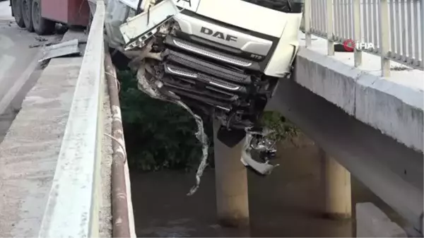 Amasya'da tırı köprü korkulukları kurtardı