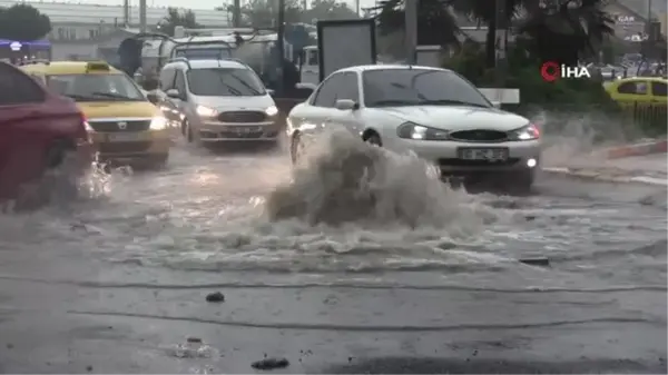 Bandırma'da cadde ve sokaklar göle döndü