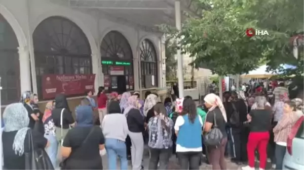 İzmir'de kabloyla boğulmuş halde ölü bulunan genç kadın son yolculuğuna uğurlandı