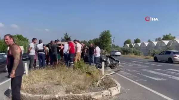 Antalya'da trafik kazası: Yaralıları güneşten korumak için battaniye kullanıldı