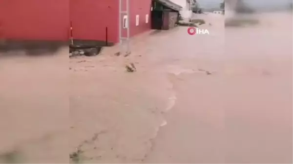 Tokat'ta Sağanak Yağış Okul Bahçesini Şelaleye Döndürdü