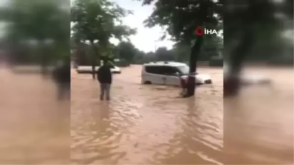 Sağanak yağışın vurduğu o ilçe su altında: Selde mahsur kalan 9 kişi kurtarıldı