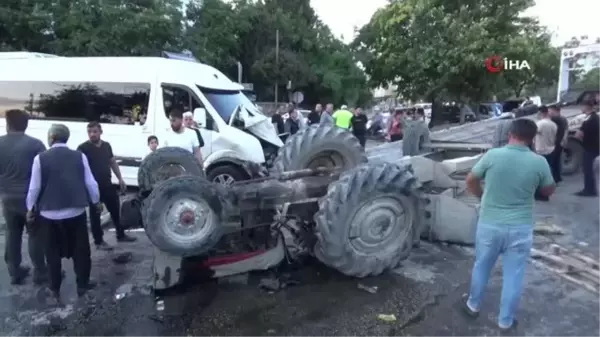 Gaziantep'te Yolcu Servisi ile Traktör Çarpışması: 1 Ölü, 1 Yaralı