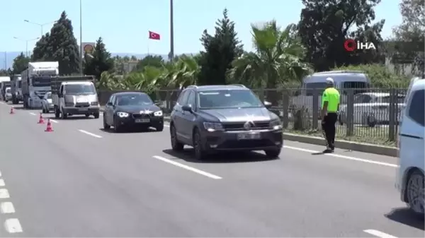 Aydın'da trafik ekipleri sürücülere bayram şekeri ikram etti