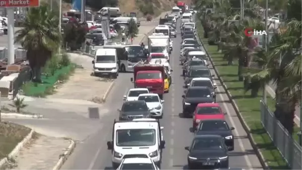 Bodrum'a 1 günde 25 bin araç giriş yaptı, 5 dakikalık yol 45 dakikaya çıktı